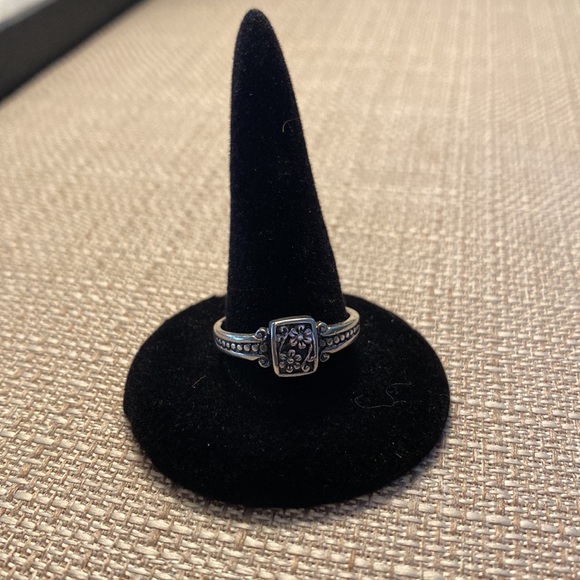 Sterling silver flower embossed ring. Size 8.25 - Picture 5 of 6